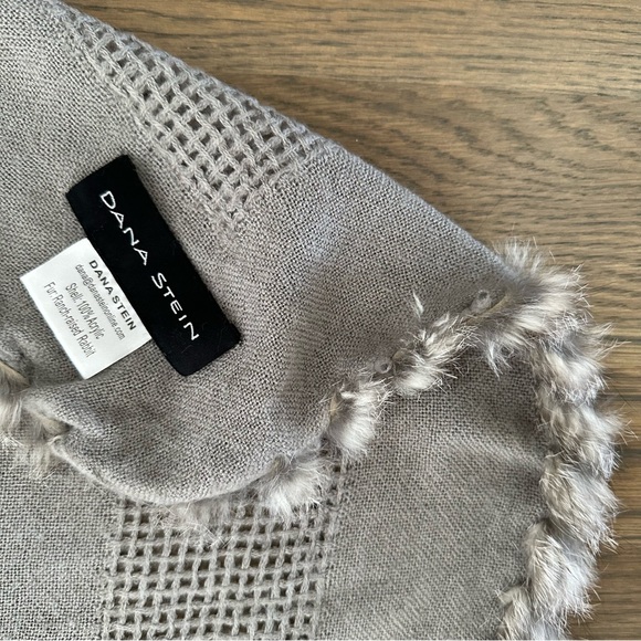 Vintage Anthropologie Woven Scarf with Fur Trim in Taupe Grey 38.5" x 40.5" - Picture 4 of 7